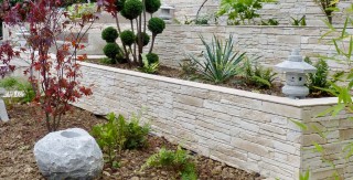 maison renovation luxe amenagement paysage jardin escalier parement pierre lanterne japonaise agence avous
