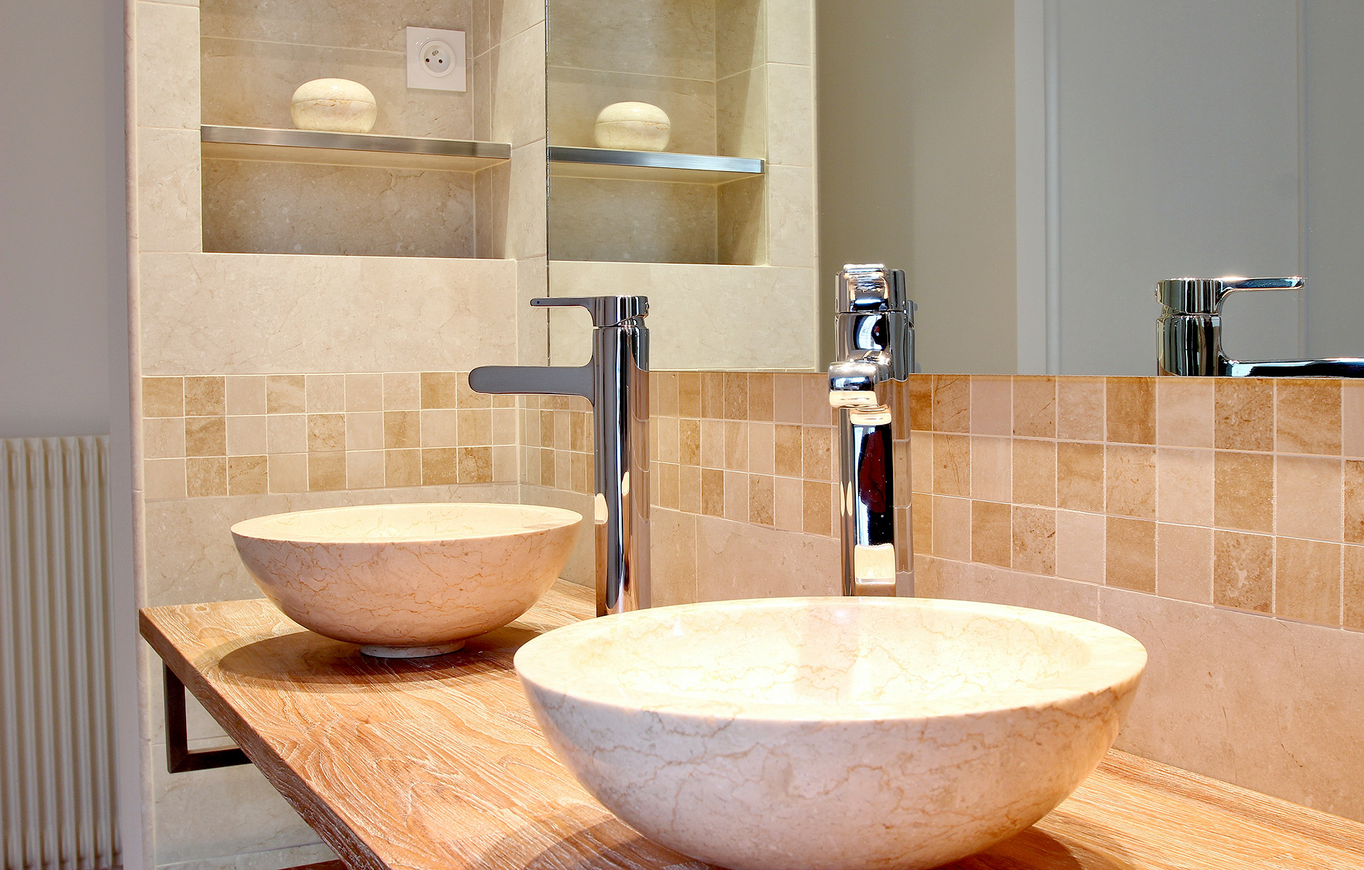 Aménagement salle de bain ouverte vasque bois creusé et gré cérame ...