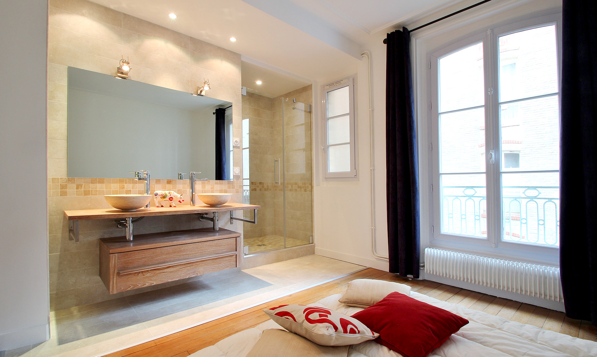 Aménagement salle de bain ouverte vasque bois creusé et gré cérame ...