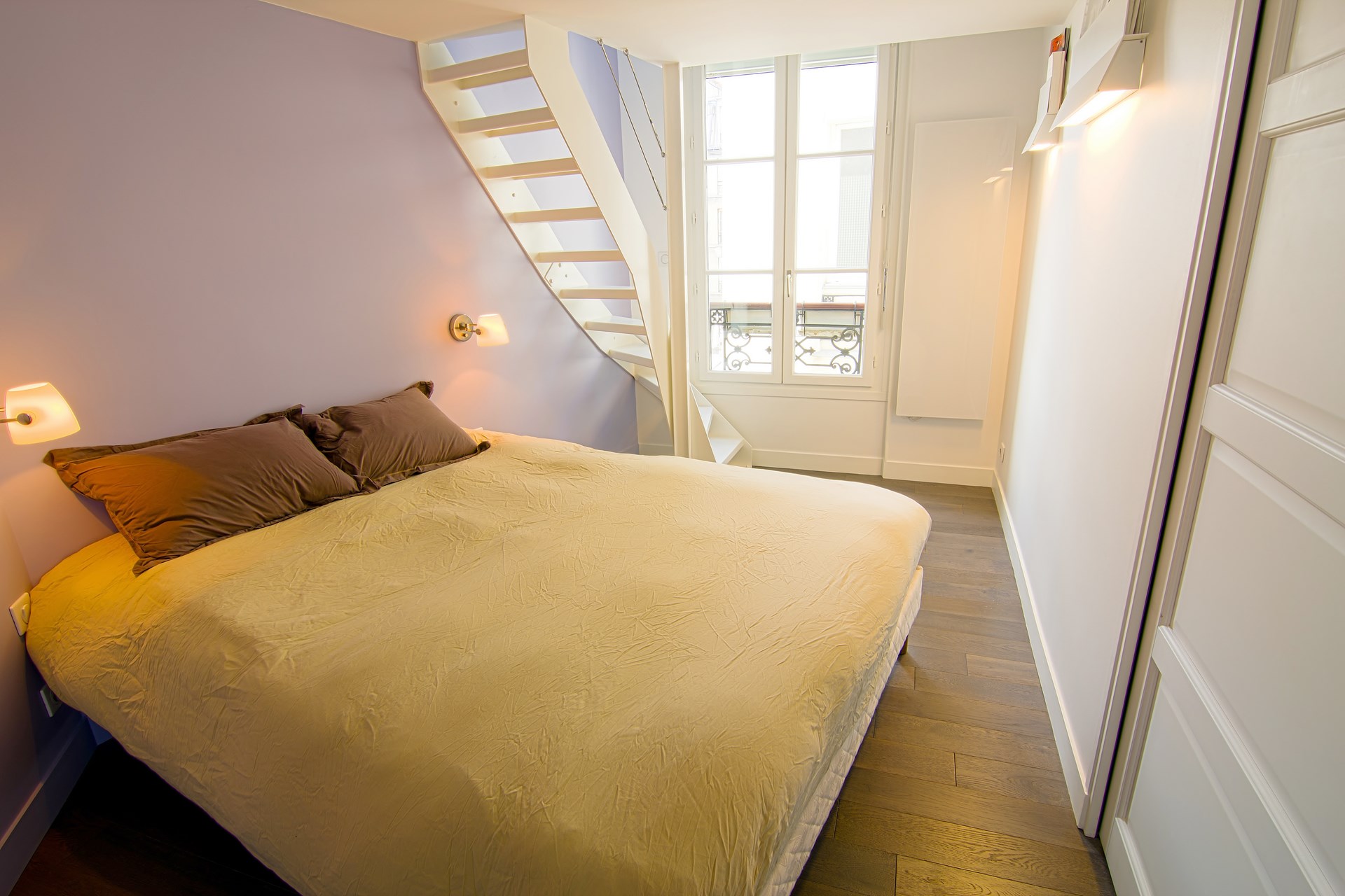 Aménagement appartement sous combles baigné de lumière paris