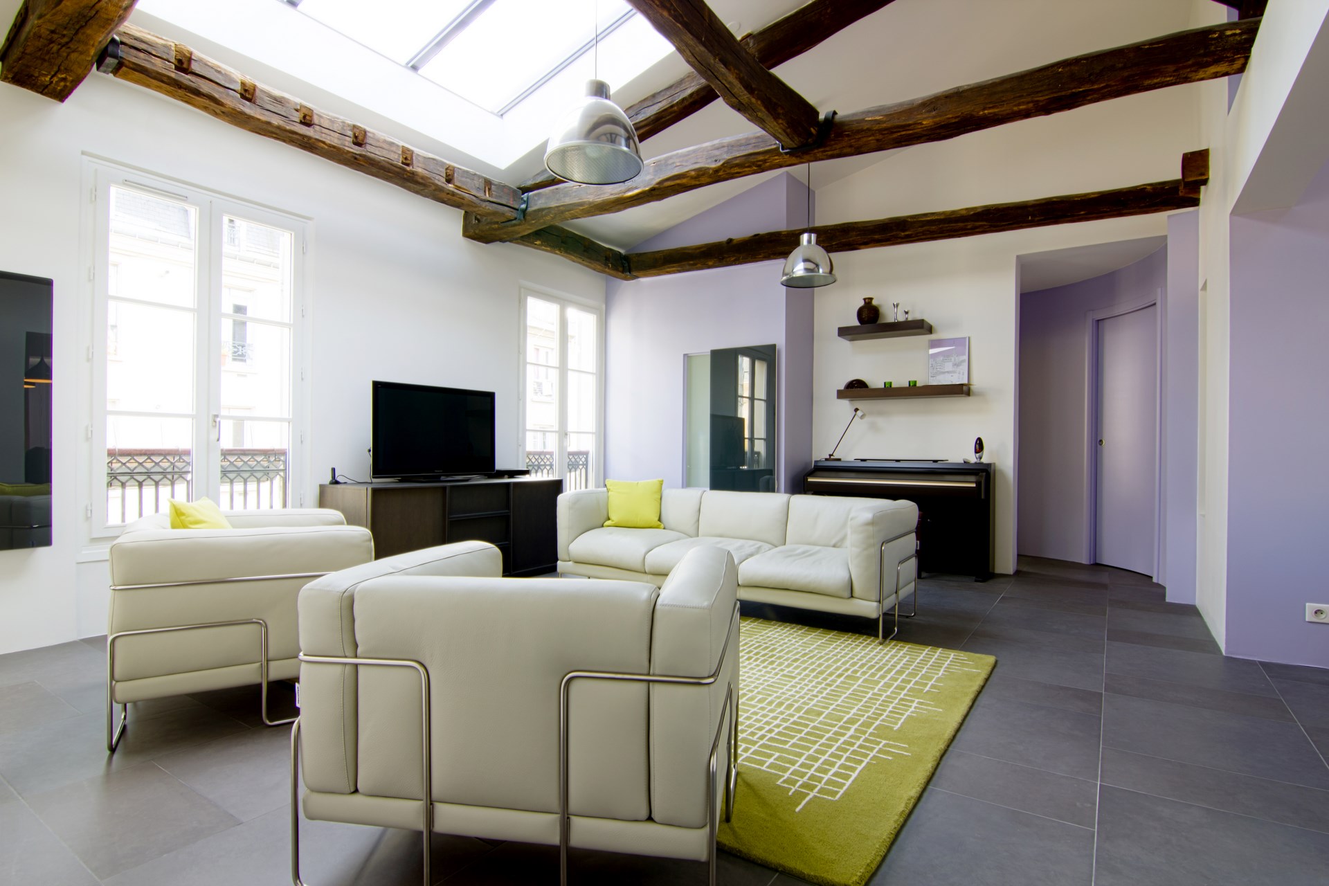 Aménagement appartement sous combles baigné de lumière paris