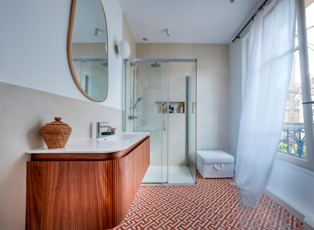 Salle de bains de maison meulière avec carreaux géométriques contemporains posés à 45 degrés et meuble vasque suspendu en bois
