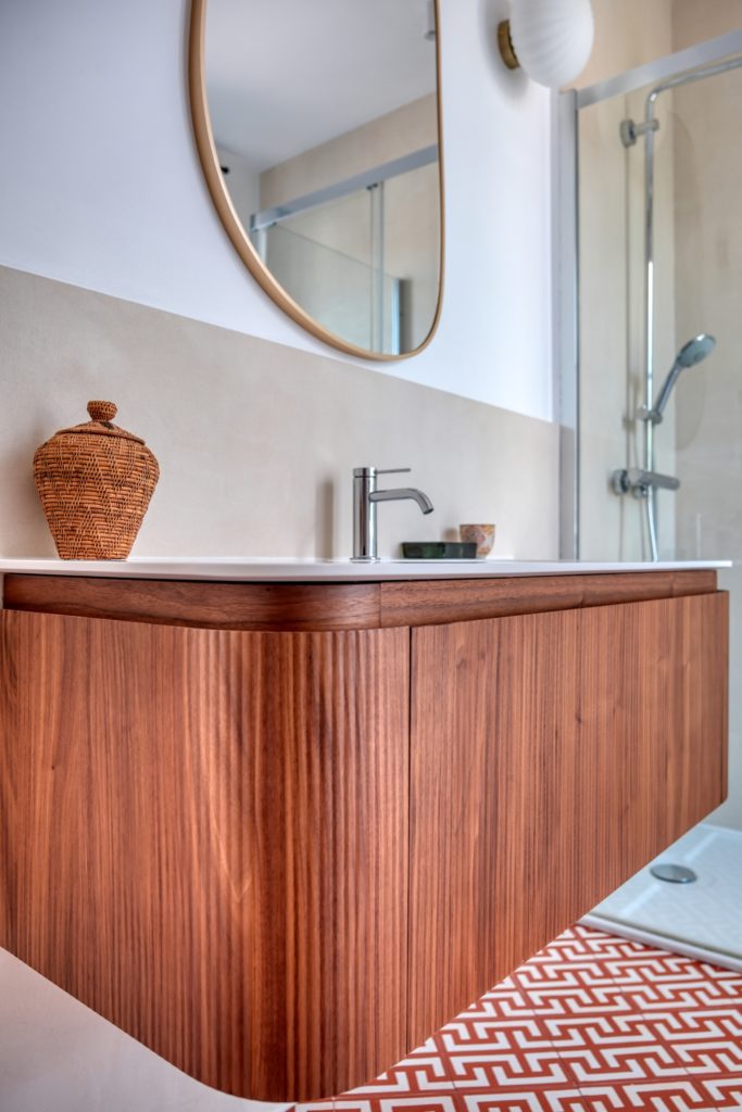 Salle de bains de maison meulière avec carreaux géométriques contemporains posés à 45 degrés et meuble vasque suspendu en bois