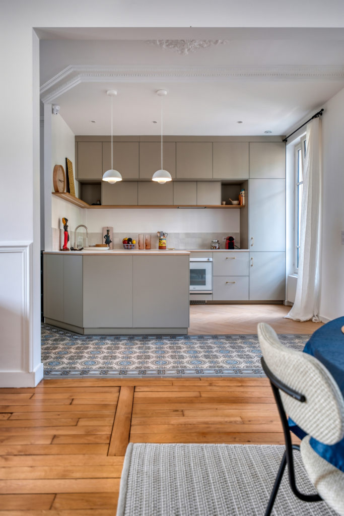 Aménagement d'une cuisine en U sur mesure avec crédence en zelliges et tablettes en bois dans une maison meulière à Versailles