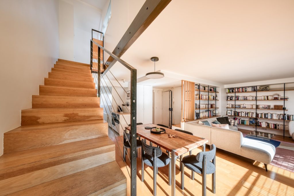 Entrée de l'appartement avec banc de rangement sur mesure séparé par des tasseaux verticaux en bois