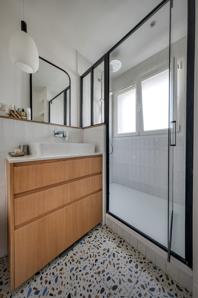 Salle de douche contemporaine avec carrelage graphique à effet confetti Ghia de Fioranese et meuble vasque en bois