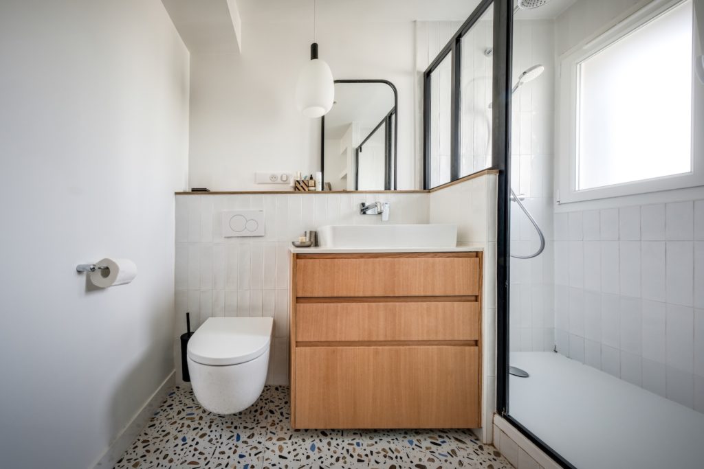 Salle de douche contemporaine avec carrelage graphique à effet confetti Ghia de Fioranese et meuble vasque en bois