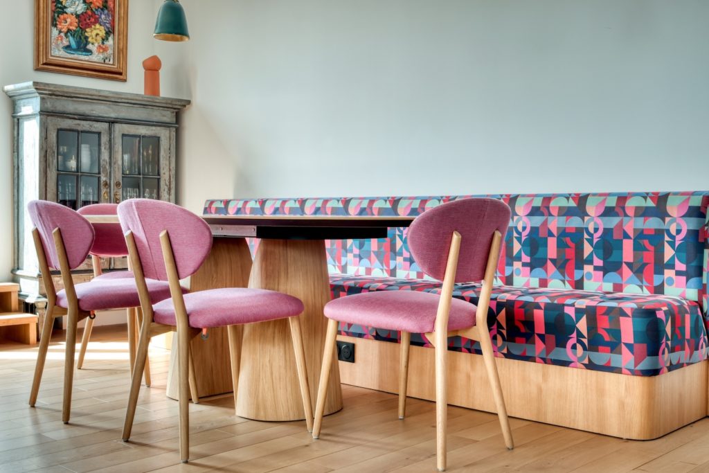 Salon lumineux ouvert sur le rooftop avec table Mobitec et banquette sur mesure Osborne and Little