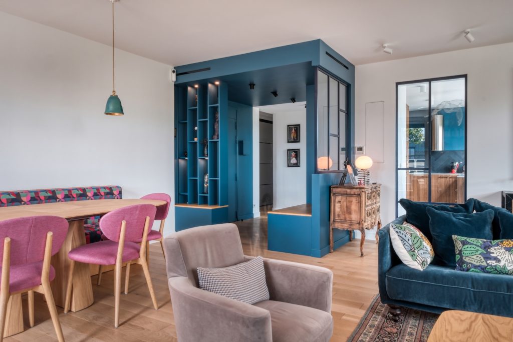 Entrée de l'appartement en boîte bleue avec meuble vasque et verrière sur mesure