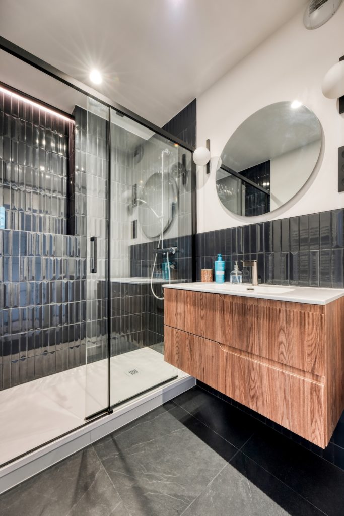 Salle de bain avec faïences verticales Flauti de chez Vogue et robinetterie Treemme en inox brossé