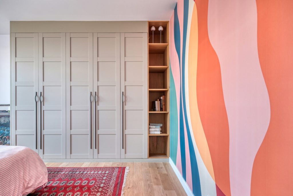 Suite parentale avec dressing sur mesure à caissons et papier peint panoramique Photowall