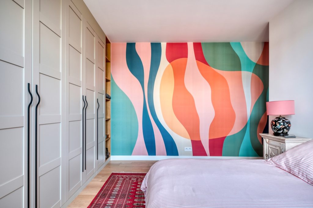 Suite parentale avec dressing sur mesure à caissons et papier peint panoramique Photowall