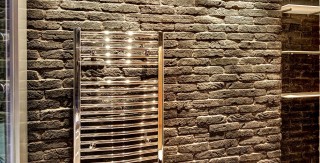 sdb appartement mobilier sur mesure paroi brique agence avous