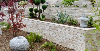 maison renovation luxe amenagement paysage jardin escalier parement pierre lanterne japonaise agence avous