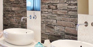 maison renovation luxe salle de bain exceptionnelle selles parement pierre parquet pont de bateau agence avous