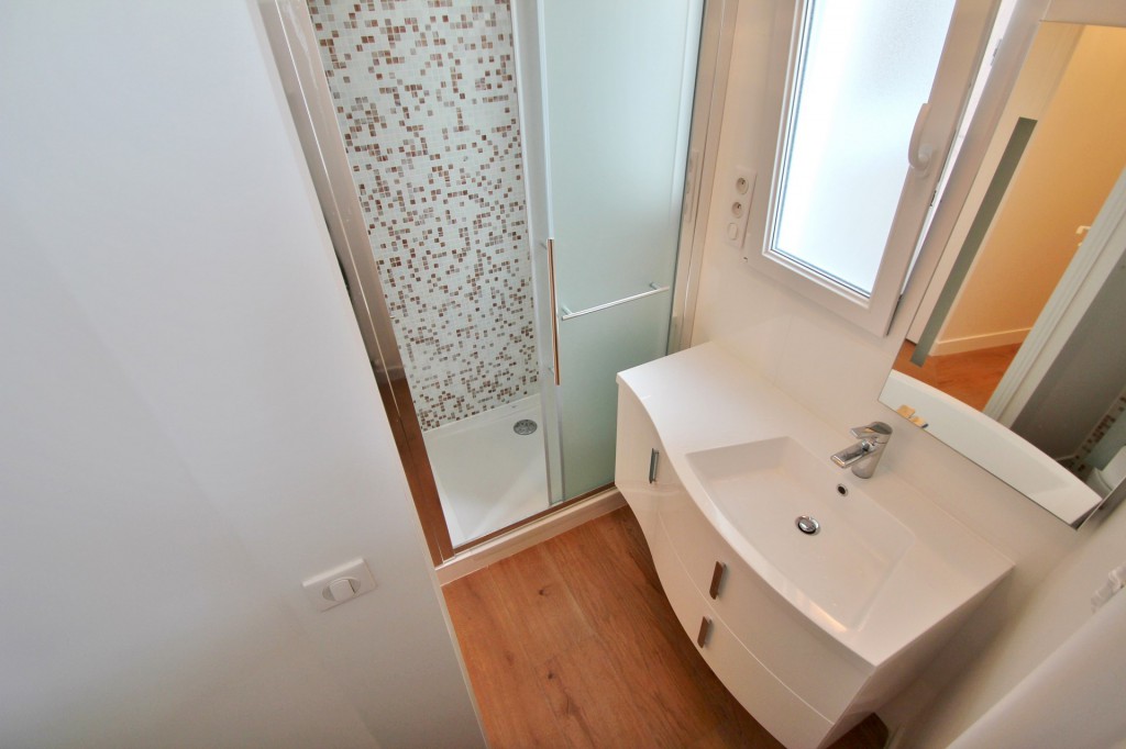 appartement familiale cabine de douche mosaique aqua color agence avous
