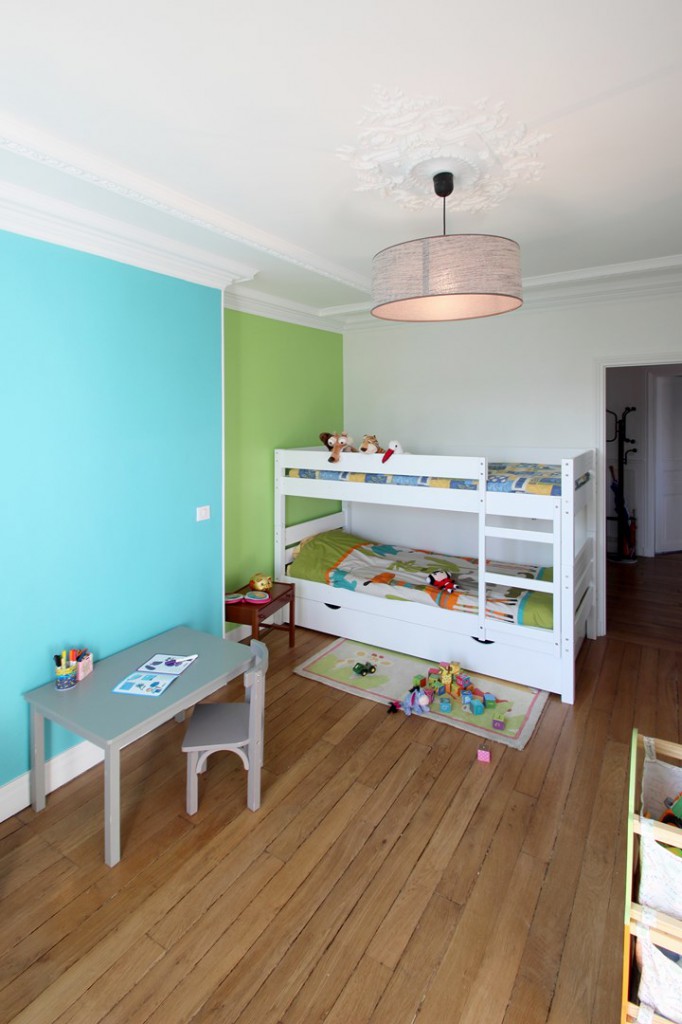 appartement familiale chambre enfant vert et bleu moulure agence avous