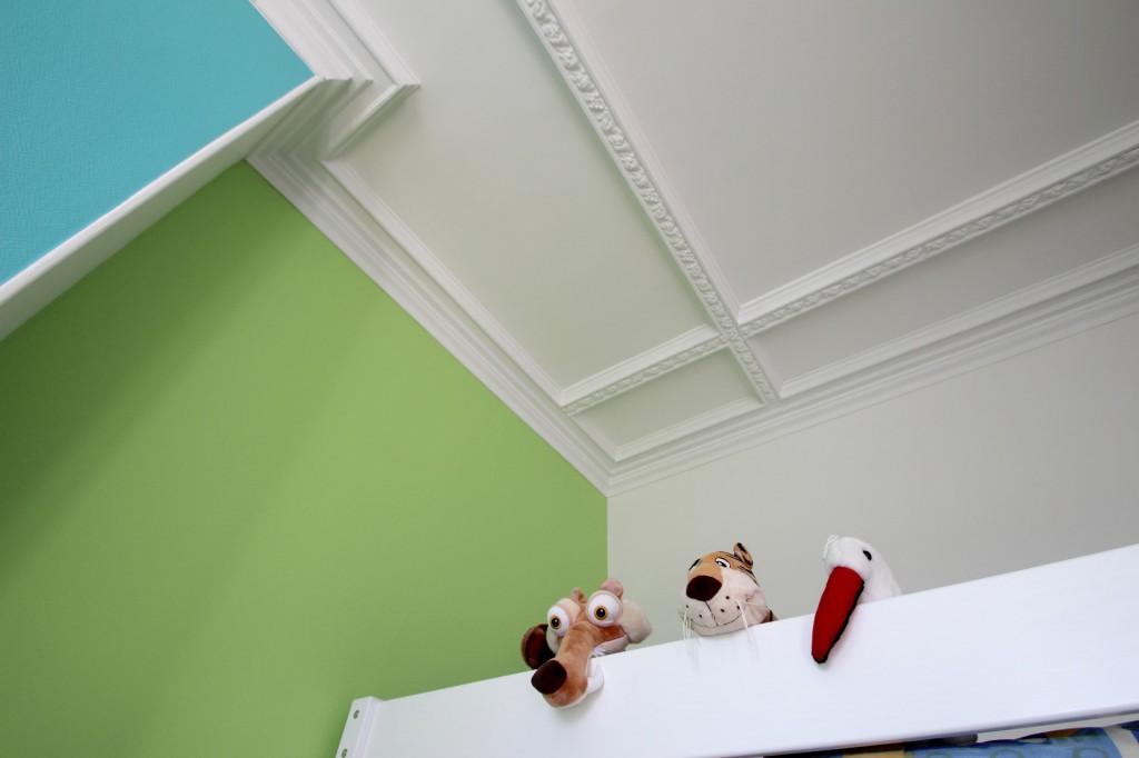 appartement familiale chambre enfant vert et bleu moulure corniche agence avous