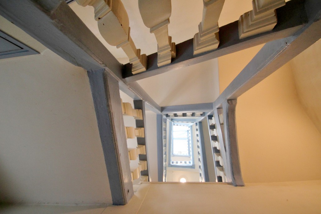 chambre au milieu du salon verriere entree agence avous