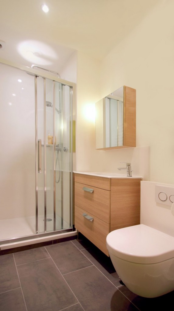 Agence Avous studio jaune optimise sdb avec wc suspendu