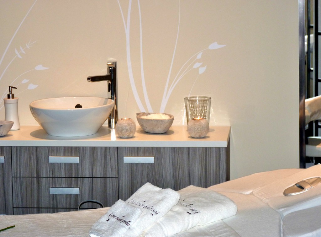 concept logo signaletique meuble sur mesure agence avous