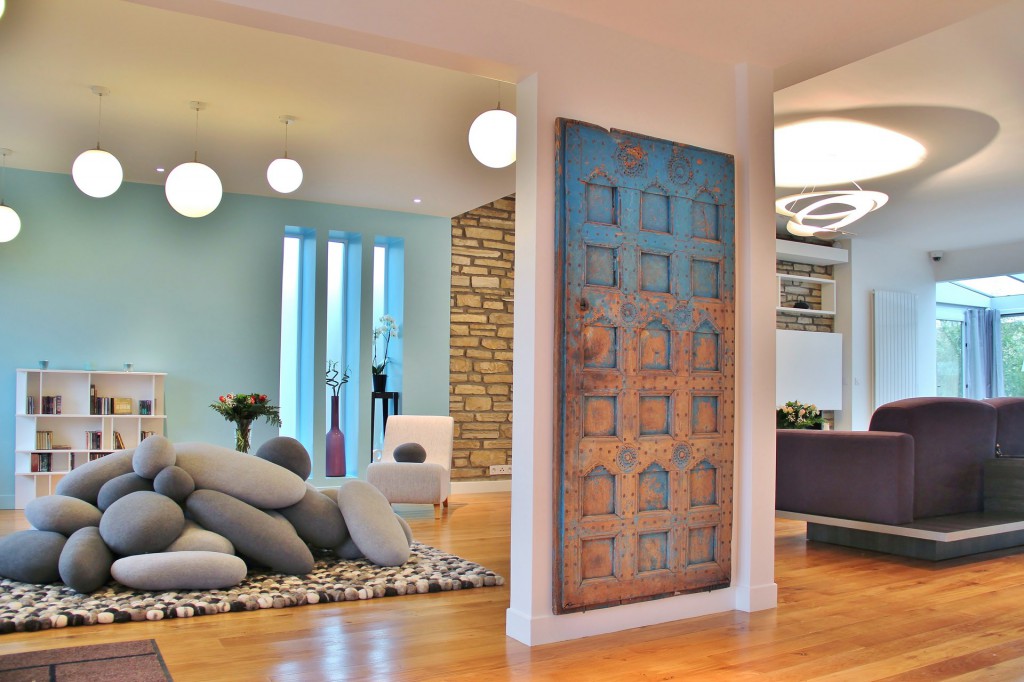 maison renovation luxe coussin tapis galet porte indienne agence avous