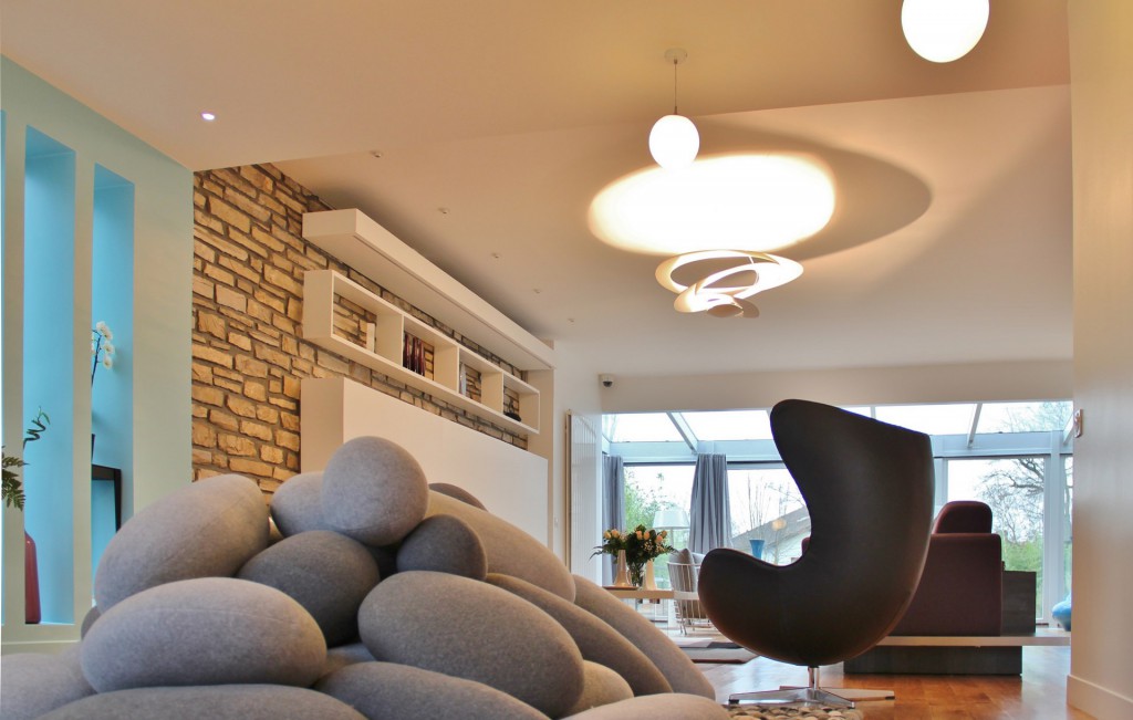 maison renovation luxe coussins galet suspension artemide pirce agence avous