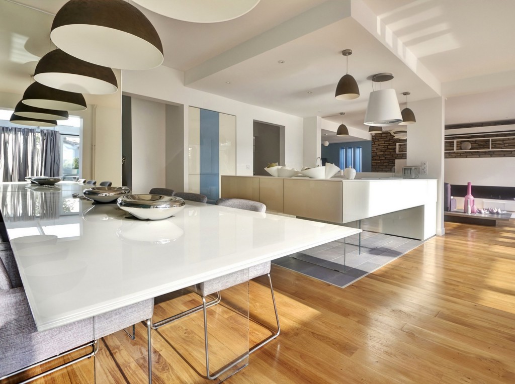 maison renovation luxe cuisine lago table verre blanc laque parquet corian agence avous