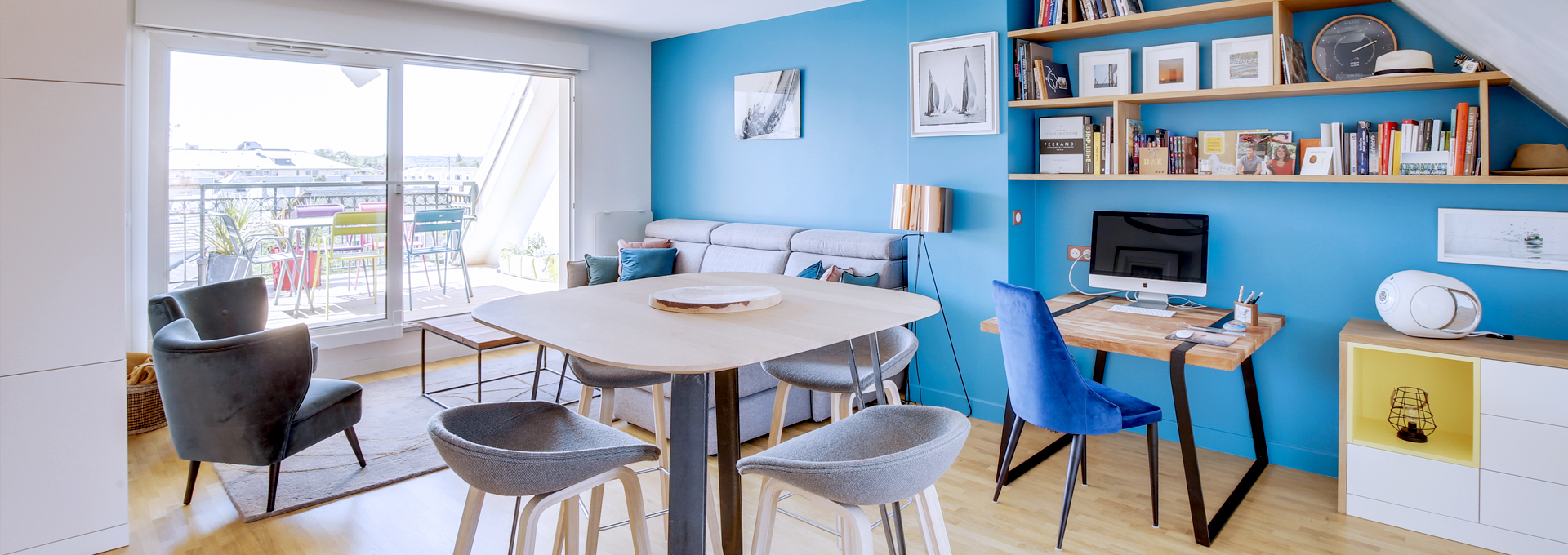 P_Agence_Avous_Appartement_chic_le_chesnay_piece_a_vivre_mur_bleu
